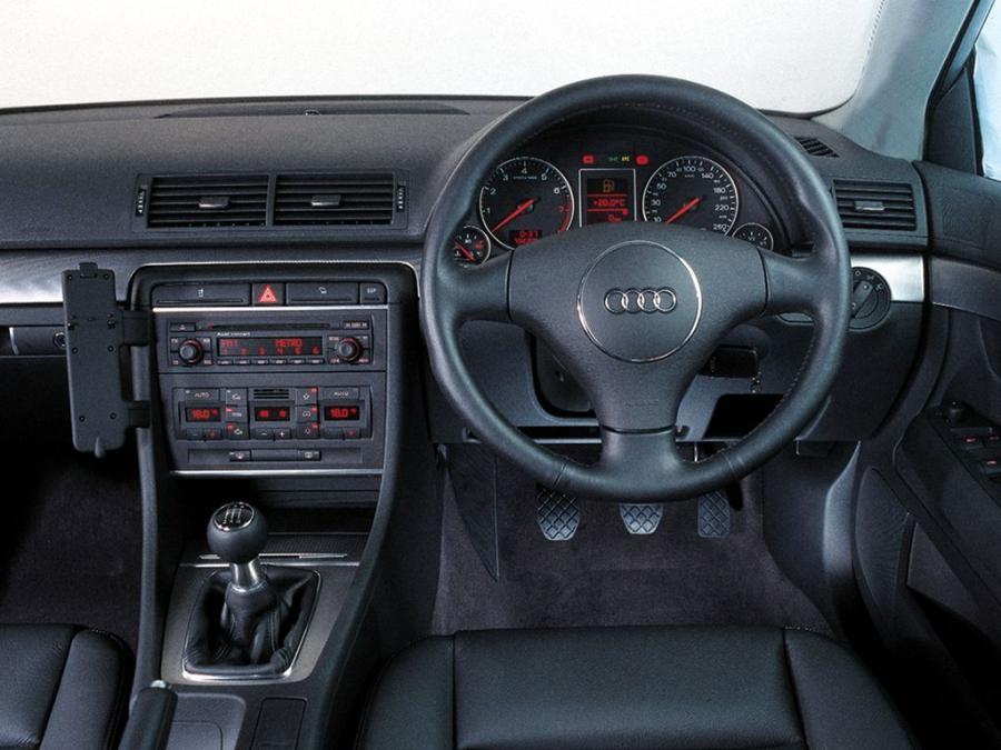 Торпедо Audi A4 3.0 Sedan (B6,8E) 2000 года  (ZA) (фото 2 из 6)